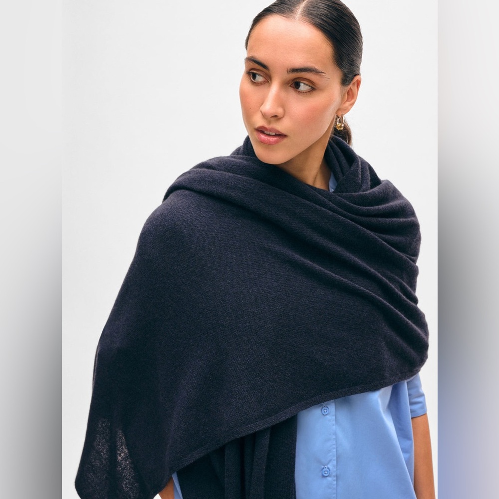 White + Warren Cashmere Travel Wrap in Deep Navy